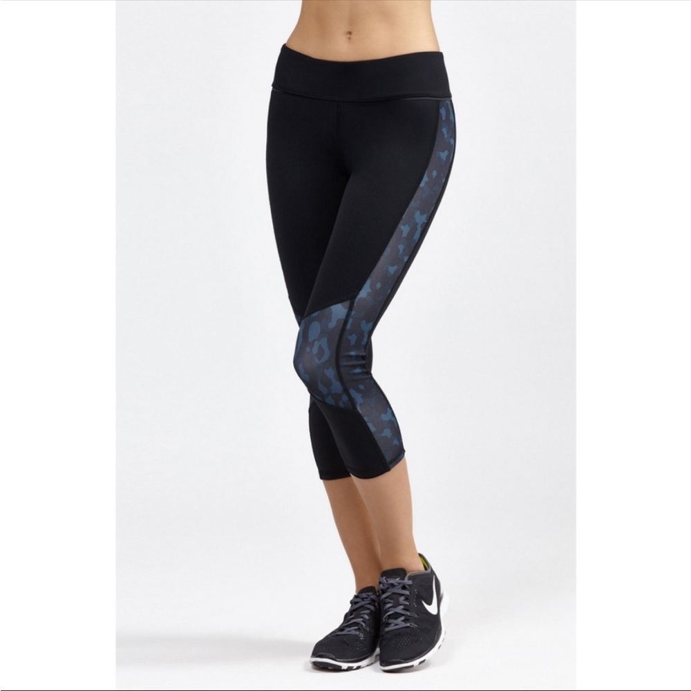 Alala crop leggings tights black gray camo L
